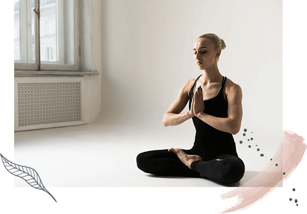 femme pratiquant le yoga assise en position lotus